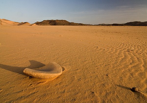 Le néolitique au Sahara Le néolitique au Sahara Les sites néolithiques se comptent par centaines au Sahara, tant dans les massifs que dans les...